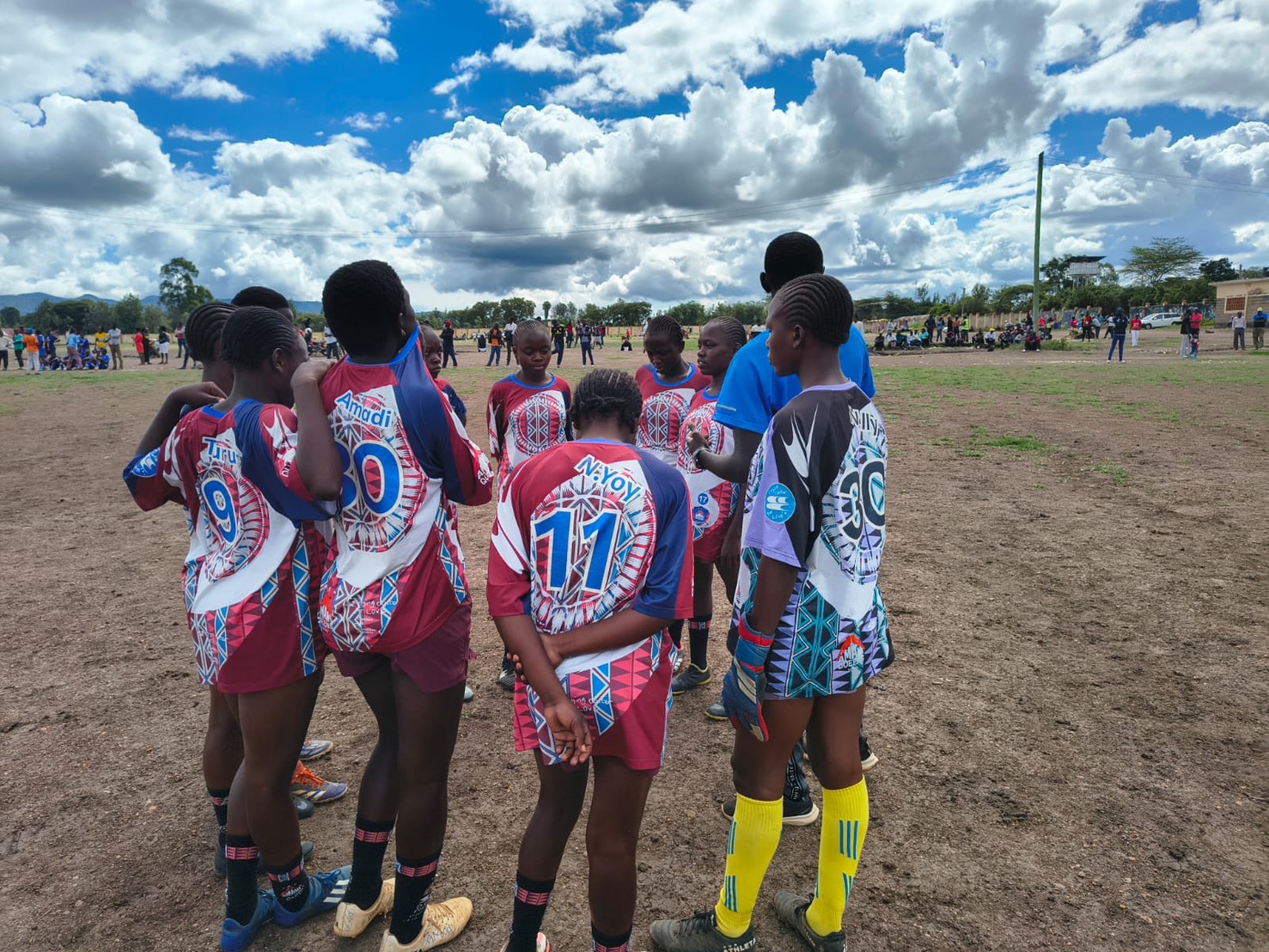 ケニアのグラウンドで試合に臨むRafiki Leagueの選手たち