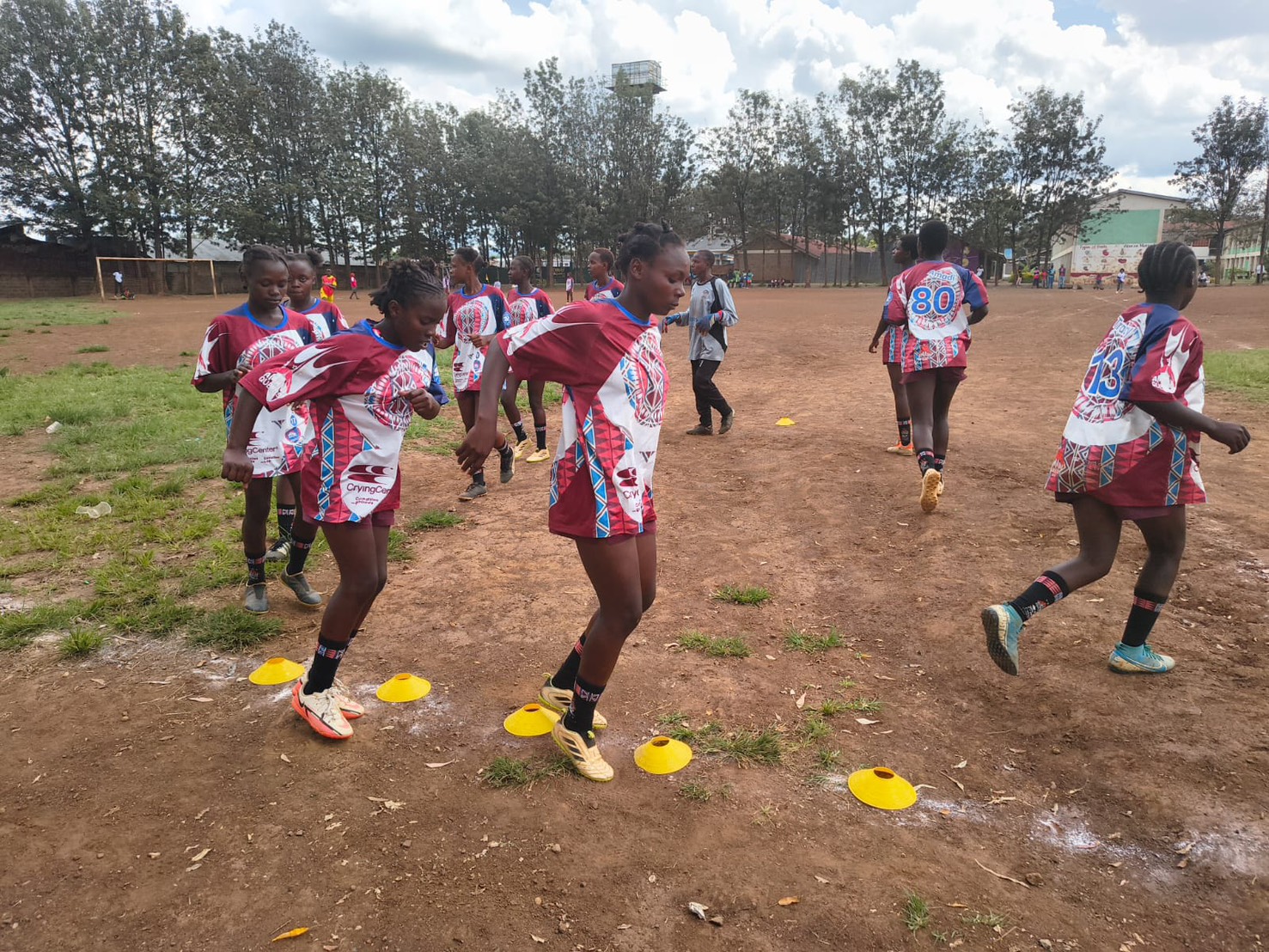 Rafiki Leagueの選手たちがグラウンドでトレーニングに取り組む様子